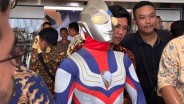 Foto Caleg Pakai Kostum Ultraman saat Pelantikan Anggota DPR RI 2024-2029