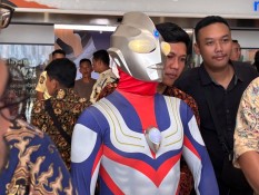 Foto Caleg Pakai Kostum Ultraman saat Pelantikan Anggota DPR RI 2024-2029