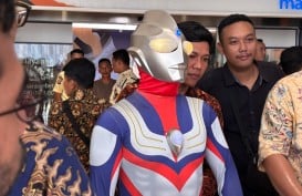 Foto Caleg Pakai Kostum Ultraman saat Pelantikan Anggota DPR RI 2024-2029