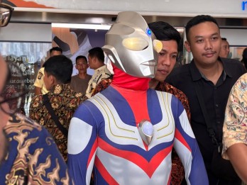 Foto Caleg Pakai Kostum Ultraman saat Pelantikan Anggota DPR RI 2024-2029