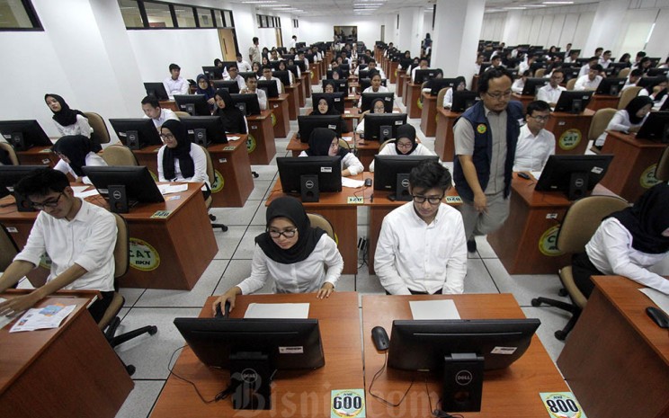 Peserta mengikuti Seleksi Kompetensi Dasar (SKD) berbasis Computer Assisted Test (CAT) untuk Calon Pegawai Negeri Sipil (CPNS) di kantor Badan Kepegawaian Negara (BKN) Pusat, Jakarta. Bisnis/Bisnis - Arief Hermawan P