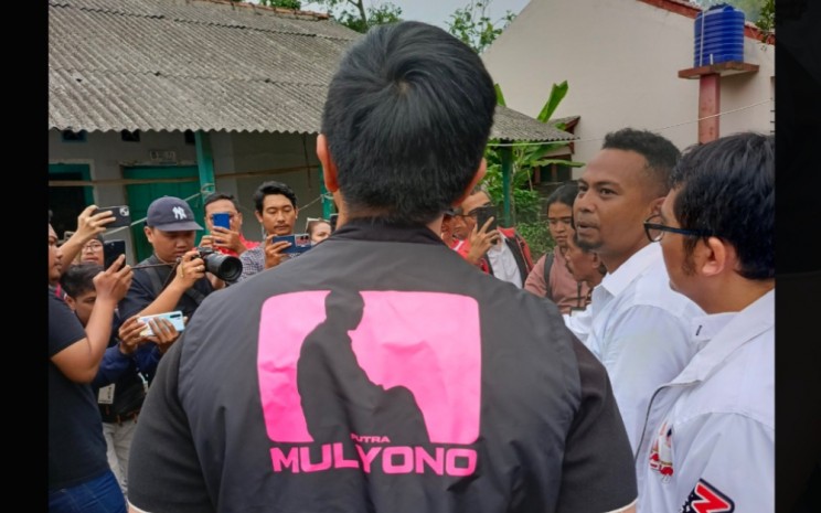 Ketum PSI sekaligus anak bungsu Presiden Jokowi, Kaesang Pangarep, memakai rompi hitam dengan siluet pink bertuliskan 'Putra Mulyono'. Dok X