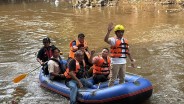 RK Susuri Kali Ciliwung Naik Perahu Karet, Dengarkan Keluhan Warga Condet