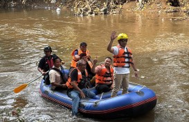 RK Susuri Kali Ciliwung Naik Perahu Karet, Dengarkan Keluhan Warga Condet