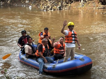 RK Susuri Kali Ciliwung Naik Perahu Karet, Dengarkan Keluhan Warga Condet