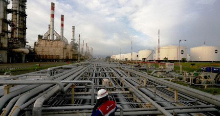 Pekerja PT Kilang Pertamina Internasional (KPI) beraktivitas di kawasan Pertamina Refinery Unit (RU) IV Cilacap. Bisnis/Nurul Hidayat