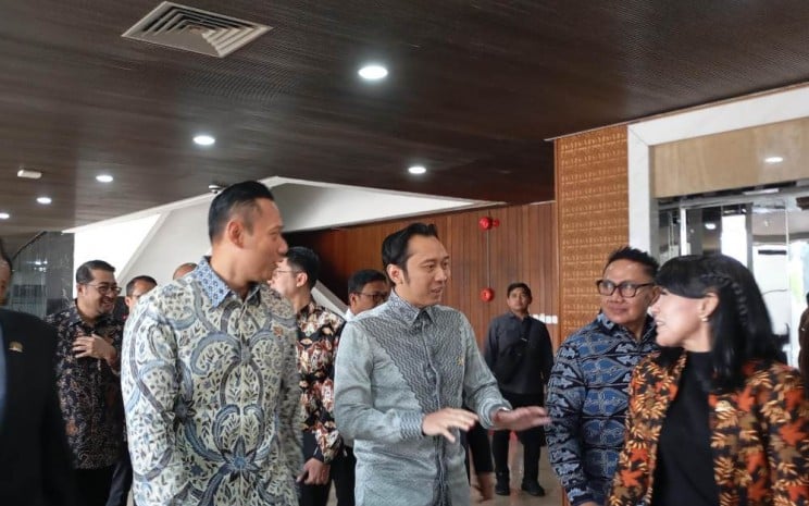 Menteri ATR/Kepala BPN Agus Harimurti Yudhoyono (AHY) tampak dikawal sang adik Edhie Baskoro Yudhoyono (Ibas) saat menghadiri raker perdana di DPR, Jakarta, Senin (25/3/2024) - BISNIS - Alifian Asmaaysi