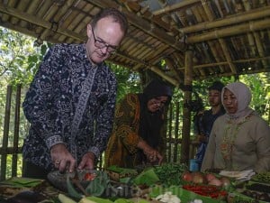 Dubes Inggris untuk Indonesia dan Timor Leste Dominic Jermey mengunjungi objek wisata Cengkeh Afo di Ternate dan situs sejarah cengkeh tertua di dunia