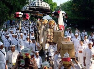 Persiapan Hari Raya Kuningan