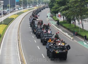 Warga Naik Alutsista TNI Saat Perayaan HUT ke-79 TNI di Jakarta