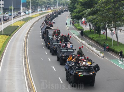 Warga Naik Alutsista TNI Saat Perayaan HUT ke-79 TNI di Jakarta