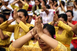 Upacara Persembahyangan Hari Raya Kuningan di Palangka Raya