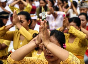 Upacara Persembahyangan Hari Raya Kuningan di Palangka Raya