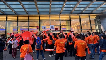 Tiba di JIExpo, Ridwan Kamil-Suswono Disambut Yel-yel Pendukung Pramono-Rano