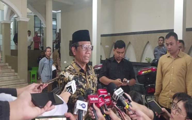 Mahfud MD ditemui usai melaksanakan Salat Subuh di Masjid Darul Ikrom yang terletak di depan rumahnya di Jln. Waru, Sambilegi Lor, Maguwoharjo, Depok. Harian Jogja - Catur Dwi Janati.