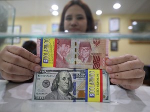 Nilai tukar rupiah terhadap dolar Amerika Serikat ditutup melemah ke level Rp15.686,5 pada perdagangan Senin (7/10/2024).