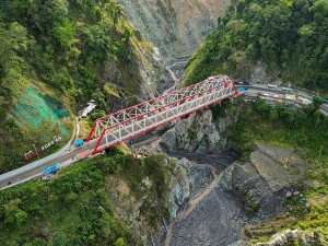 Dirjen Bina Marga Kementerian PUPR meraih penghargaan rekor MURI dalam pembangunan Jembatan Besuk Kobo'an sebagai jembatan Pratt Truss terpanjang di Indonesia