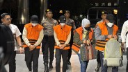 Pakai Rompi Kuning, 4 Orang Terjaring OTT di Kalsel Tiba di Kantor KPK