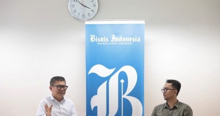 Ketua Umum AFPI Entjik S Djafar berbincang dengan Redaktur Pelaksana Bisnis Indonesia Hendri T. Asworo dalam kunjungan ke redaksi, Jumat (26/1/2024)./Bisnis - Eusebio Chrysnamurti.
