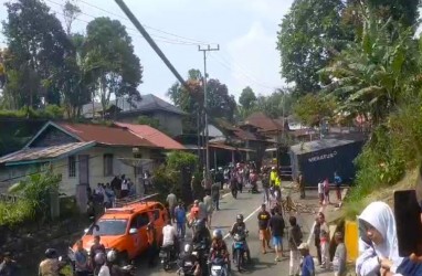 Kecelakaan Beruntun di Lintas Sumatra Panyalaian Padang - Bukittinggi, Data Sementara 16 Korban