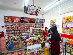 Emiten minimarket Alfamart, PT Sumber Alfaria Trijaya Tbk. (AMRT) meraih pendapatan neto sebesar Rp59,21 triliun sepanjang semester I/2024, meningkat 10% YoY