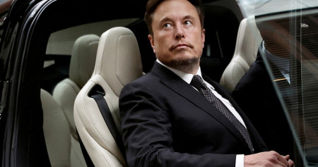 Chief Executive Officer Tesla Elon Musk masuk ke dalam mobil Tesla saat meninggalkan sebuah hotel di Beijing, Cina 31 Mei 2023. REUTERS/Tingshu Wang/File Foto