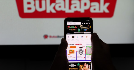 Warga mengakses aplikasi Bukalapak di Cibinong, Kab. Bogor, Jawa Barat, Rabu (29/3). JIBI/Bisnis/Suselo Jati