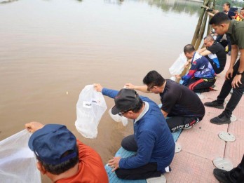 Jaga Kelestarian Sungai, Pemkab Siak Tebar 20.000 Benih Ikan Patin