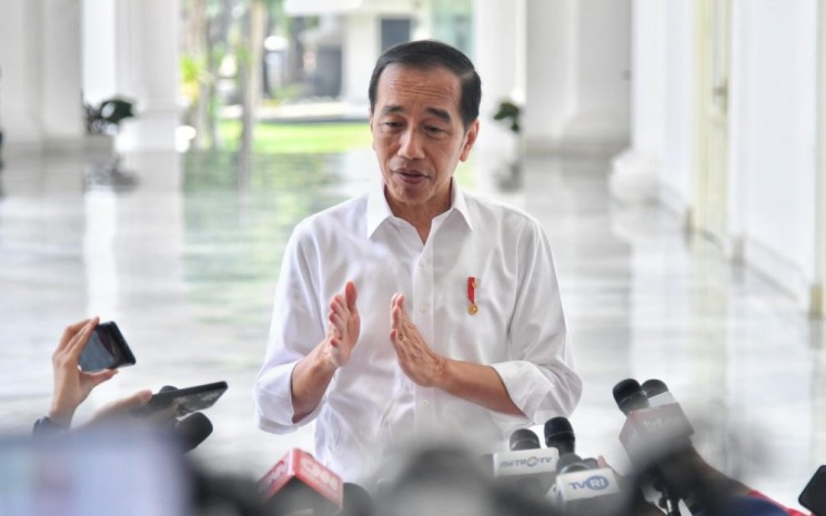 Presiden Joko Widodo (Jokowi) menanggapi pertanyaan awak media di Istana Merdeka, Jakarta, pada Sabtu, 21 September 2024. Foto: BPMI Setpres - Vico