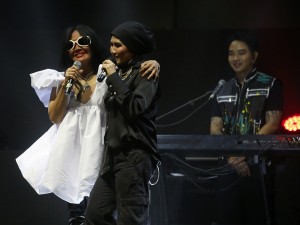 Konser yang mempertemukan dua lady rockers Indonesia Nicky Astria dan Atiek CB menghadirkan bintang tamu Reza Artamevia.