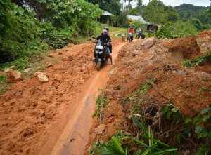 Tanah Longsor di Jalan Lingkar Nipah-Teluk Bayur Padang Sumatra Barat