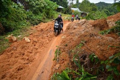 Tanah Longsor di Jalan Lingkar Nipah-Teluk Bayur Padang Sumatra Barat