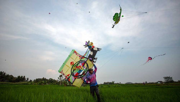 Bermain Layang-Layang Pada Ngaran Kite Festival 2024 di Yogyakarta