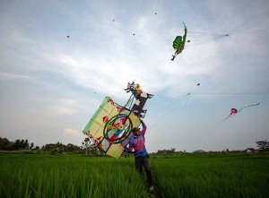 Bermain Layang-Layang Pada Ngaran Kite Festival 2024 di Yogyakarta