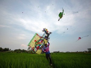 Bermain Layang-Layang Pada Ngaran Kite Festival 2024 di Yogyakarta