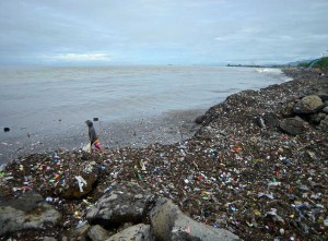 Tumpukan Sampah Penuhi Objek Wisata Pantai Muaro Lasak di Padang