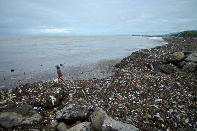 Tumpukan Sampah Penuhi Objek Wisata Pantai Muaro Lasak di Padang