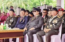 Gaya Prabowo Pakai Kacamata Hitam saat Apel Pengamanan Pelantikan Presiden di Mako Brimob