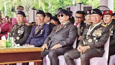 Gaya Prabowo Pakai Kacamata Hitam saat Apel Pengamanan Pelantikan Presiden di Mako Brimob