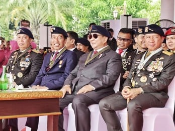 Gaya Prabowo Pakai Kacamata Hitam saat Apel Pengamanan Pelantikan Presiden di Mako Brimob