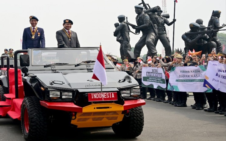 Presiden Jokowi dan presiden terpilih Prabowo Subianto diarak menggunakan mobil saat berada di Markas Komando Brimob, Kelapa Dua, Depok, Jawa Barat, Senin (14/10/2024). - istimewa