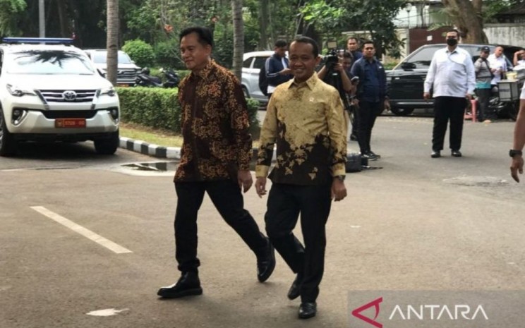 Menteri ESDM Bahlil Lahadalia (kanan) dan Yusril Ihza Mahendra (kiri) saat menyambangi kediaman Prabowo Subianto di Kartanegara IV, Jakarta Selatan, Senin (14/10/2024). ANTARA - Genta Tenri Mawangi.