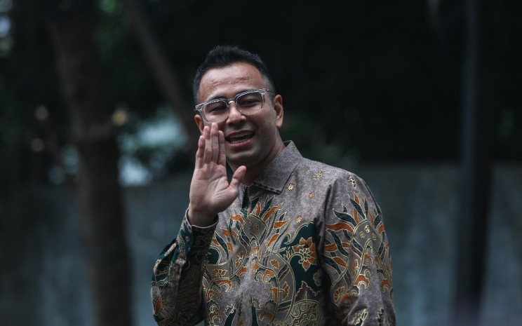 Artis Raffi Ahmad menyapa wartawan setibanya di kediaman Presiden Terpilih Prabowo Subianto di Jakarta, Selasa (15/10/2024). Presiden Terpilih Prabowo Subianto memanggil sejumlah tokoh yang diyakini bakal menjadi wakil menteri untuk pemerintahan baru ke depan. Bisnis - Himawan L Nugraha