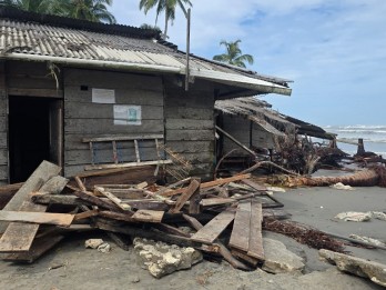 Mencekam, Banjir Rob Hantam Rumah Warga di Mentawai