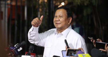 Presiden Terpilih Prabowo Subianto saat menyampaikan keterangan pers usai melakukan pertemuan dengan sejumlah tokoh di kediamannya Kertanegara, Jakarta, Senin (14/10/2024). Bisnis/Eusebio Chrysnamurti