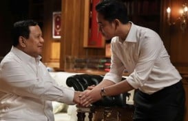 Full senyum, Prabowo Pamer Foto Salaman dengan Gibran