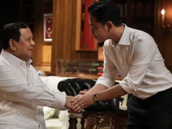 Full senyum, Prabowo Pamer Foto Salaman dengan Gibran