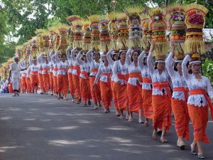 Tradisi Mapeed di Objek Wisata Alas Kedaton Bali