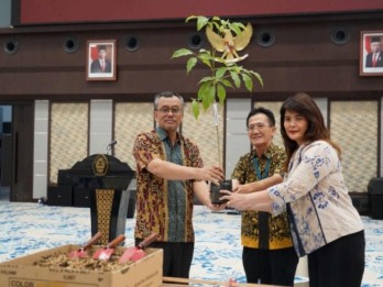 Padma Hotel Semarang Tanam 540 Pohon di Undip