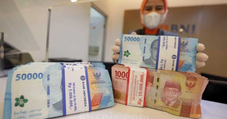 Pegawai merapikan uang Rupiah di kantor cabang BNI, Jakarta, Rabu (28/9/2022). Bisnis/Himawan L Nugraha